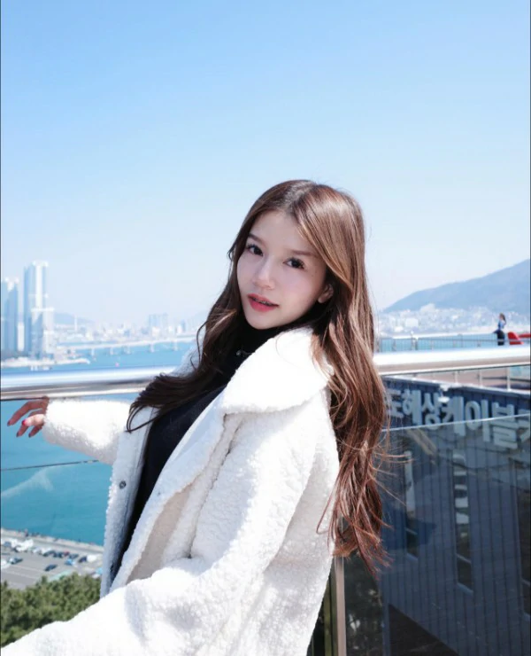 Mint Nitchawee Facebook 