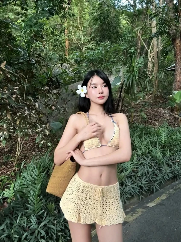 แบมบูยืนถ่ายภาพแฟชั่นกลางแจ้ง