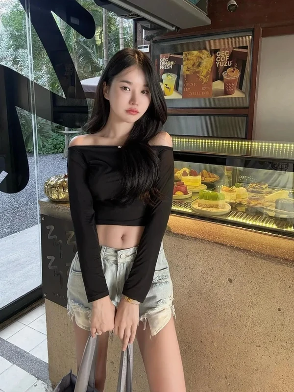 แบมบูในชุดว่ายน้ำยืนคนเดียว