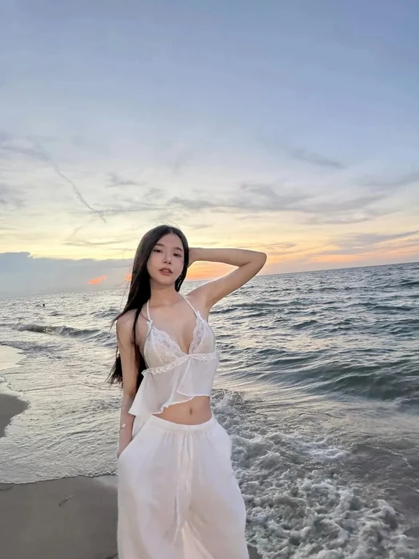 แบมบูยืนริมทะเลในลุคหวาน