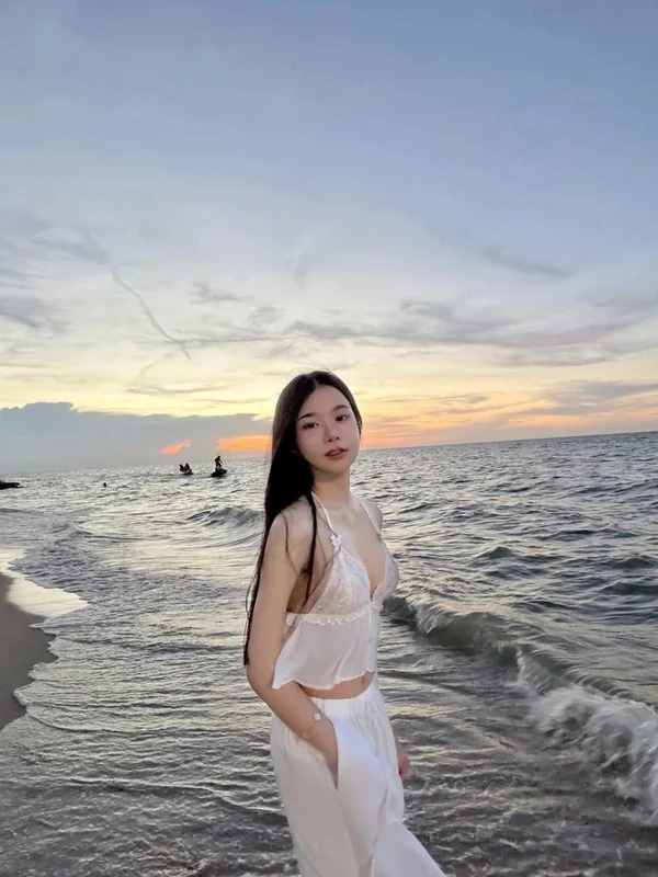 น้องแบมบูยืนในชุดแฟชั่นริมชายหาด