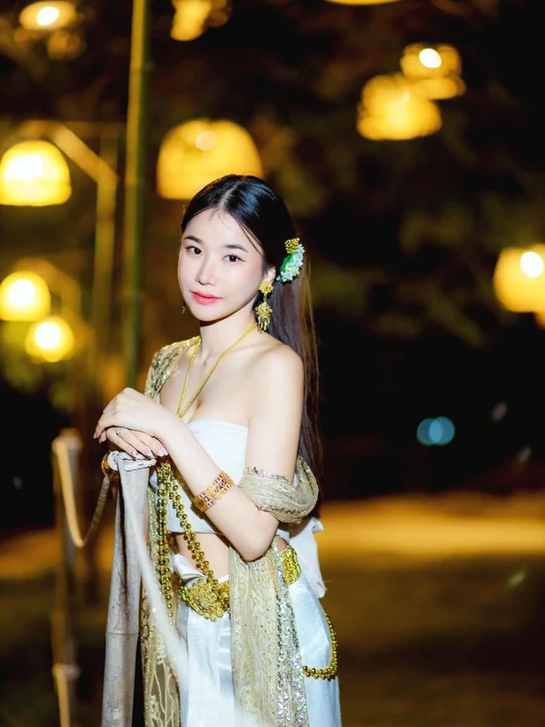 แบมบูยืนในชุดไทยประยุกต์