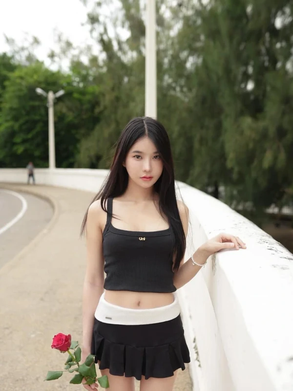 น้องแบมบูยืนคนเดียวกับแฟชั่นริมทาง